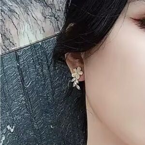 Elegant Gold Flower Earrings